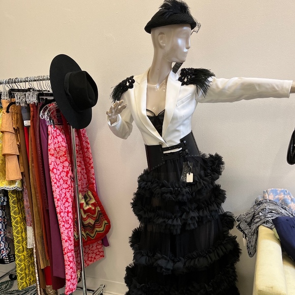 Meet your Posher, Laura - Picture 1 of 1